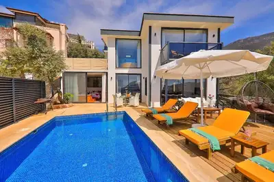 Image de Villa de lune de miel de charme avec une chambre, à distance de marche du centre-ville