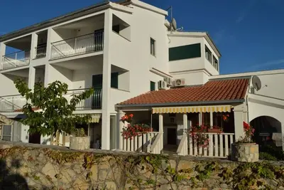 Appartement dans Vinišće avec Balcon, Climatisation, Wifi, Machine à laver (4753-3)