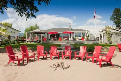 Image de Spectacular Waterfront Vacation Home sur le lac Shuswap -