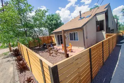Image de Maison de ville rustique-moderne récemment rénovée à Ivy Wild / Downtown