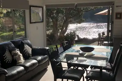 Cabane en rondins de plage privée avec rampe de mise à l'eau sur une propriété côtière de 60 acres