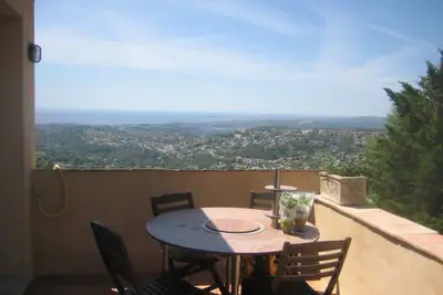 Image de Un balcon sur la Méditerranée : terrasse de 20m2, parking privé, lumineux.