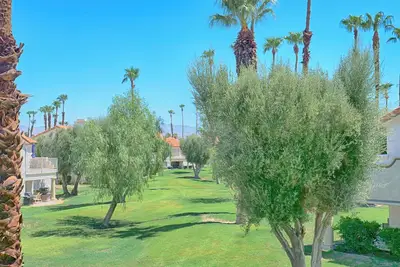 Image de Superbes vues sur la montagne et le golf