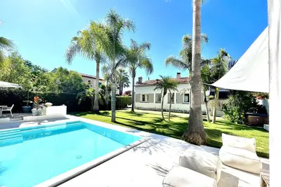 Image de villa provençale avec piscine à 50 m du bord de mer et des plages proche centre