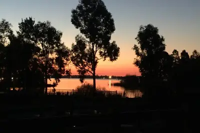 Image de L'Amaroo au bord du lac