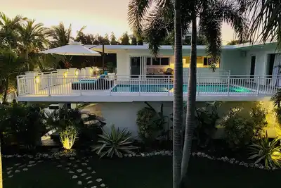 Image de Maison rénovée au bord du canal avec vue sur l'océan depuis la piscine située au 2ème étage. 65 'de quai
