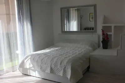 Image de Studio De Charme Avec Sa Terrasse En Plein Coeur De La Ville