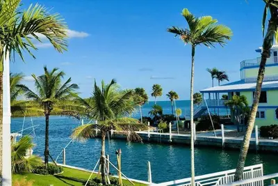 Image de Nouvelle maison avec 95 'de quai, piscine avec vue imprenable sur l'océan Atlantique.