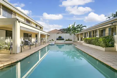 Image de Famille / Animaux acceptés Accueil avec une piscine à Sherwood, Brisbane.