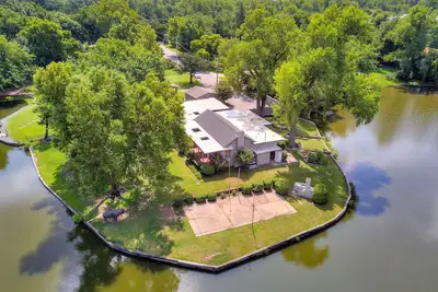 Image de Propriété au bord du lac Nw Okc