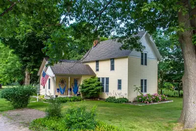 Image de Airbnb les mieux notés à Frankfort - Crystal Cottage sur la M-22