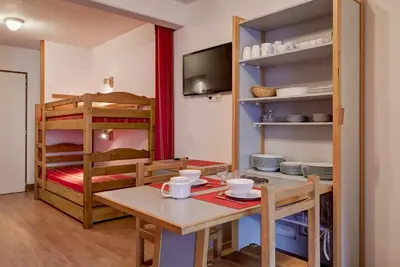 Image de 50m du centre station, 2ème étage, balcon, parking, télévision, casier à ski, 25m², Brides Les Bains