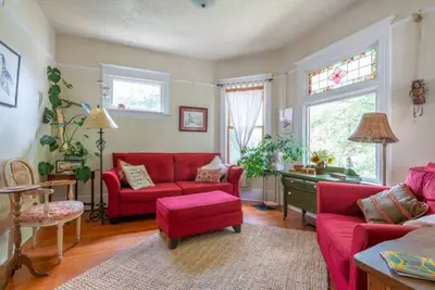 Image de Retraite urbaine spacieuse au cœur de l'action 5bed \/ 2bath - Great Location!