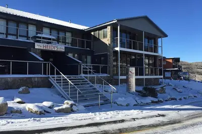 Image de Heidis Unit 1 Smiggin Trous. Restez dans la neige avec un parking.