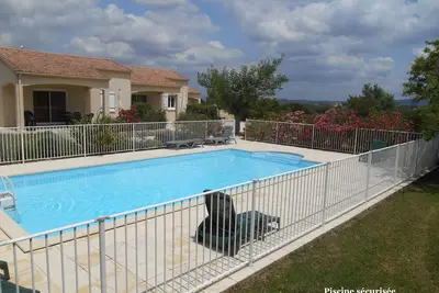 Air-conditioned semi-detached house, 5 persons, Swimming pool, Gard limite Ardèche, Uzès