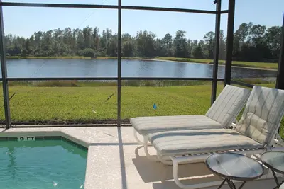 Image de Terrific Terra Verde 5 chambres piscine maison avec vue sur le lac!