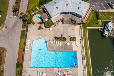 Image de Oceanfront Condo- WiFi, piscine, rampe de bateau et quai