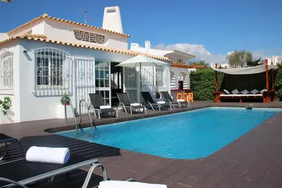 Image de Confortable Cosy 5 Bedroom Villa Near The Strip And The Beach w Private Pool