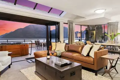 Image de Luxe central au 408 The Beacon | Bain Ă remous | Moderne et contemporain