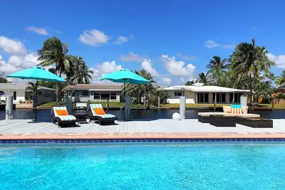 Image de Bord de l'eau entier avec piscine chauffée privée