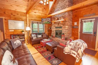 Image de 4br Upscale Mtn. Log Cabin, Private, Hot Tub, Marche de la cascade, Près du ski