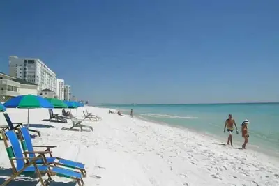 Image de À travers la rue de la plage privée, magnifique condo, Wifi Gratuit!