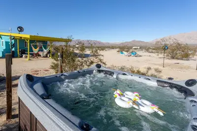 Image de Wonder House: une oasis de désert paisible avec de superbes vues, piscine et bain à remous
