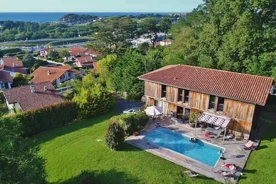 Image de Charmante villa en bois vue mer avec piscine