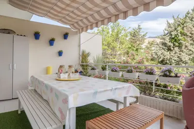 Image de Lumineux spacieux 200m2 3br 2ba w Balcon, piscine toute l'année