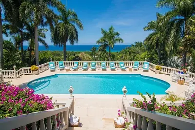 Image de Villa de luxe de 7 chambres à coucher en Jamaïque avec piscine privée et personnel complet