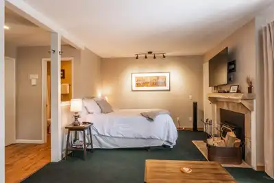 Image de Un petit bijou caché dans la Vallée-Wifi gratuit 6 minutes à pied de la télécabine de Village!