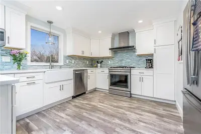 Image de Magnifiquement rénové sur le marché à pied de Scarborough Beach avec Ac