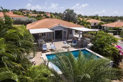 Image de villa de luxe entièrement rénovée avec piscine privée au sel curatif de magnésium