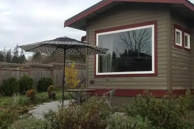 Image de Chalet paisible au bord de l'eau, près de la ville!