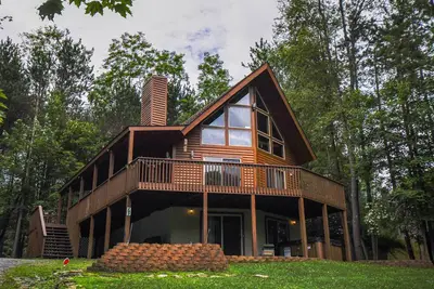 Image de Chalet situé au centre à quelques minutes des activités du lac et Wisp Resort!