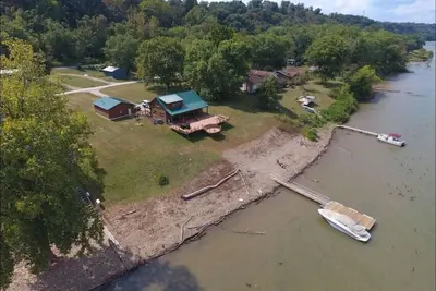 Image de Waterfront Log Cabin et Boaters Paradise avec accès à un quai privé