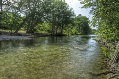 Image de La Vida La Frio (The Frio Life) est une nouvelle maison de 6 chambres \/ 4 salles de bain sur la rivière Frio
