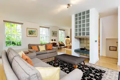 Image de Bright & Spacious 2br sur Notting Hill, Ă quelques minutes de Holland Park, par Veeve