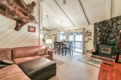 Image de Condo bien situé avec jacuzzi, sauna et piscine partagés!