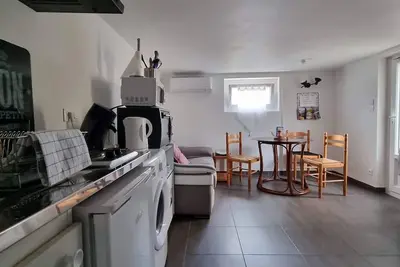 Image de Appartement une chambre séparée et emplacement voiture gratuit devant le studio