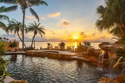 Image de Luxueux Oceanfront 5br propriété avec piscine et cascade