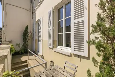 Image de Appartement de charme et confortable avec terrasse, à proximité du Château