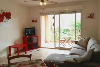 Image de charmant studio dans résidence avec psicine