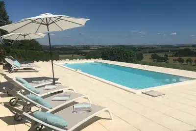 Image de Belle maison en pierre avec une vue panoramique imprenable située dans une campagne idyllique.