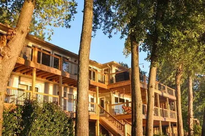 Image de Propriété au bord de l'eau, 4900 pc 3br, 3 salles de bain, 8 couchages, salle multimédia 1 suite parentale