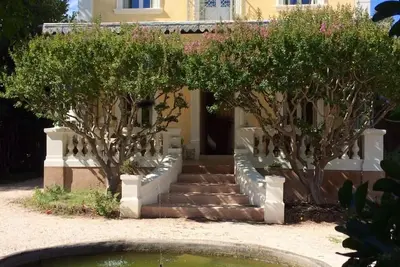 Image de Demeure de caractère avec piscine sur grand jardin, proche de la mer.