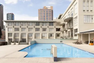Image de Snazzy Downtown Studio by Sky Tower avec piscine sur le toit
