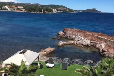 Image de Villa pieds dans l'eau dans domaine sécurisé à Saint Raphael