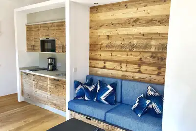 Image de appartement récemment équipé avec une vue magique sur les montagnes
