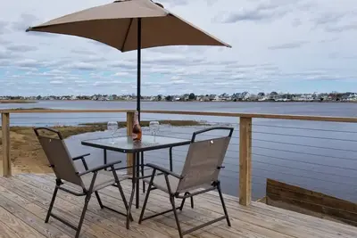 Image de Bord de l'eau du bassin des Prunes avec plage privée sécurisée, idéale pour les familles